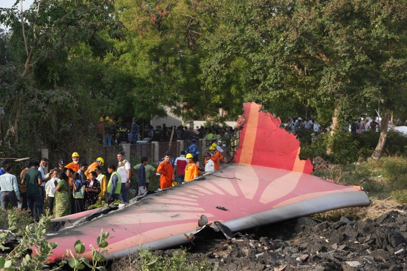 Locul unde s-a prăbușit zborul Air India, în Ahmedabad, India, 12 iunie 2025. Foto: Ajit Solanki / AP / Profimedia