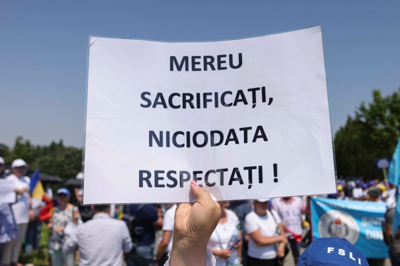 Angajații de la Casele de Pensii și MIPE protestează în fața instituțiilor, nemulțumiți de tăierea veniturilor