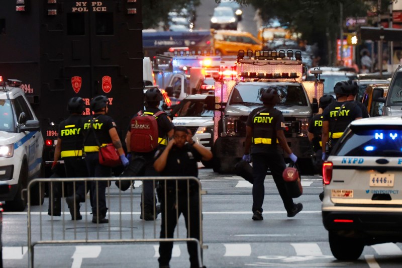 Atac armat într-un zgârie-nori din centrul Manhattanului: patru oameni au fost uciși, printre care un polițist