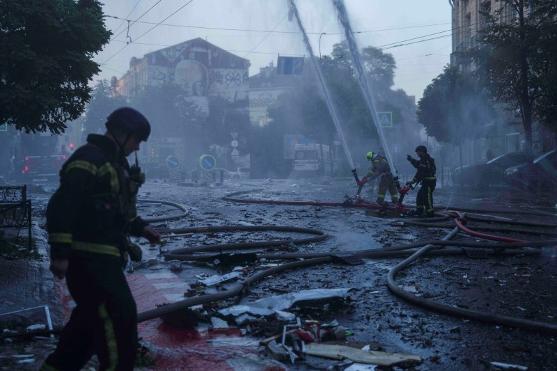 Atac masiv combinat asupra Kievului. Rușii au lovit cu rachete balistice și drone, cel puțin doi oameni au murit