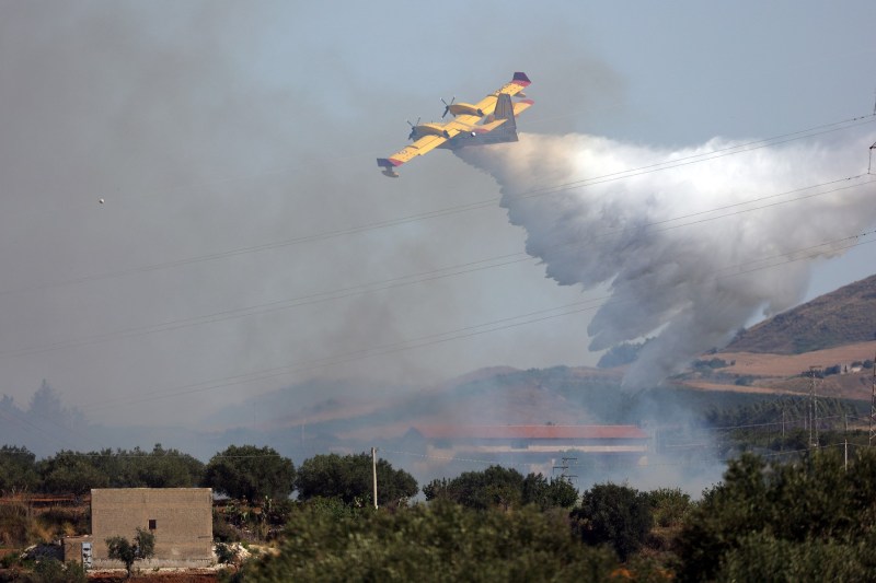 Atenţionare de călătorie pentru românii care merg în vacanță în Italia. Cod roşu de incendii de vegetaţie pentru mai multe provincii din Sicilia