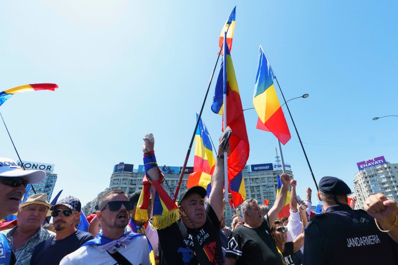 Avocat reținut după ce a lovit un jandarm în gât, în timpul protestului din Piața Victoriei. Parchetul cere arestarea sa preventivă