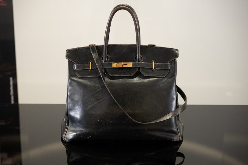 Cea mai scumpă geantă vândută vreodată la licitație. Cu cât a fost adjudecată prima poșetă Birkin creată de casa de modă Hermes