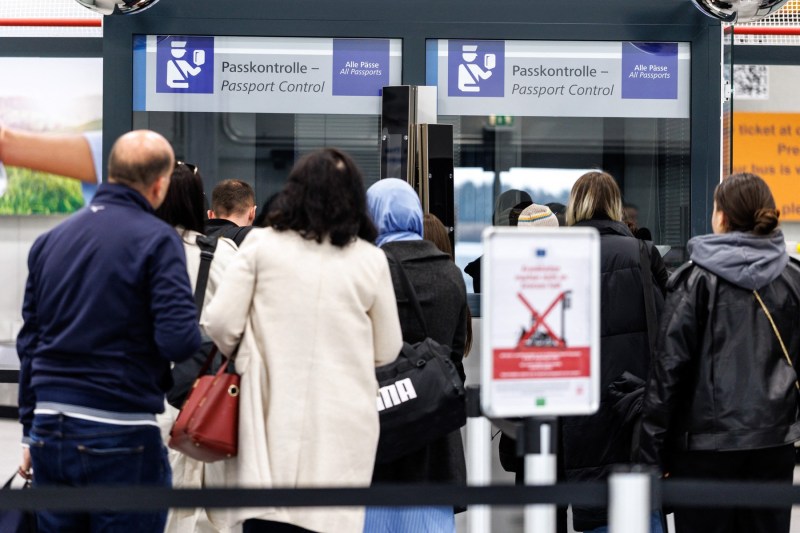 Cum arată clasamentul țărilor unde românii din Diaspora își iau cetățenie