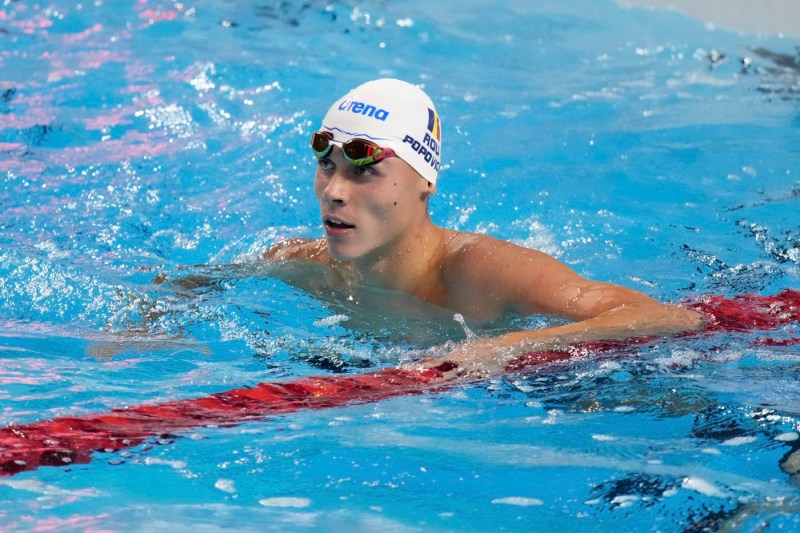 David Popovici imediat după câștigarea medaliei de aur la 100 m liber de la Mondialele din Singapore. Foto: Profimedia