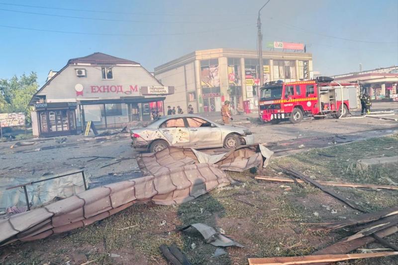 FOTO/VIDEO Bombă de 500 kg, lansată de ruși asupra unei piețe din Donețk, în timp ce oamenii erau la cumpărături. „Pur și simplu oribil”