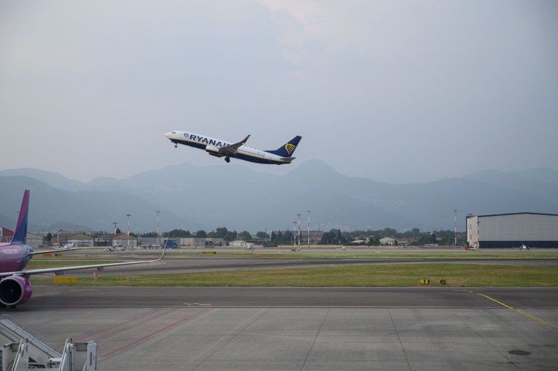 Incident șocant în Italia: Bărbat aspirat de motorul unui avion pe aeroportul din Bergamo