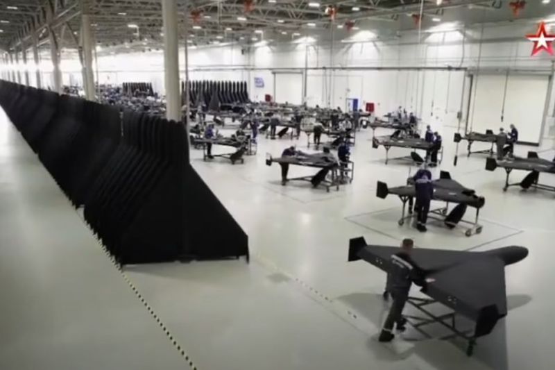 Înregistrarea video care arată cum zeci de adolescenți muncesc într-o fabrică de drone din Rusia, pentru a-i împlini visul lui Putin