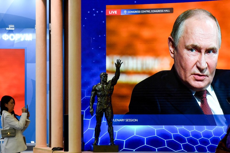 Kremlin TV. Ucrainenii din teritoriile ocupate sunt obligați să urmărească propaganda „Russkiy mir”, dar de ce planul dă rateuri