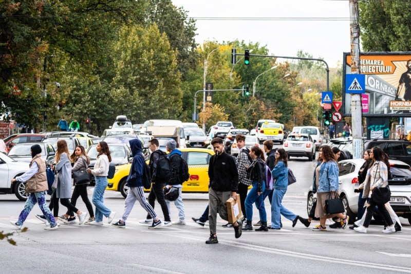 Tineri pe o stradă din România. Foto: Vlad Ispas / Shutterstock