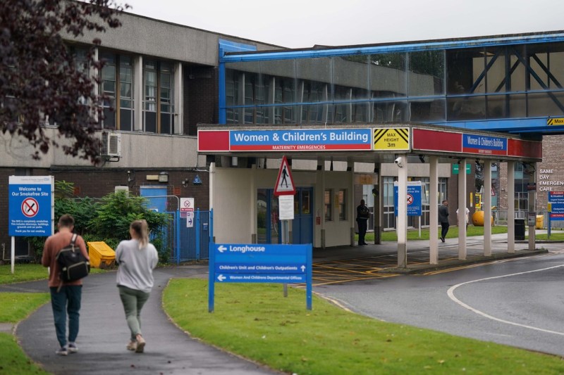 Trei directori ai spitalului în care criminala în serie Lucy Letby și-a comis faptele au fost arestați de poliția britanică