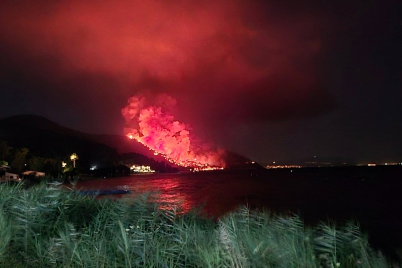 ULTIMA ORĂ Incendiu puternic în insula Thassos, unde mulți români își petrec vacanța. Pompierii pot interveni doar terestru – VIDEO