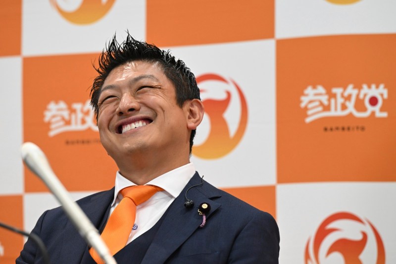 Un Trump în variantă japoneză, marele câștigător al alegerilor parlamentare. Politicianul a propus ca împăratului să-i fie permis să-și ia concubine