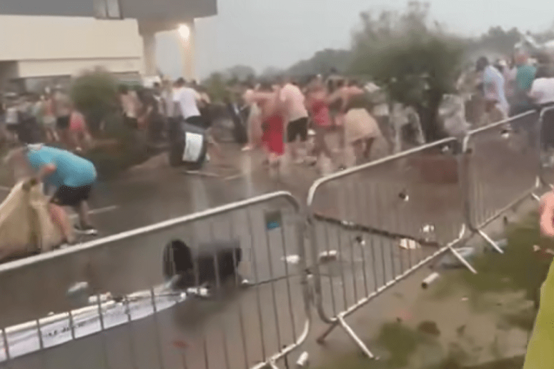 VIDEO Concertul Radio Zu din Timișoara, întrerupt de o furtună violentă. O parte din scenă s-a prăbușit și mai mulți oameni au ajuns la spital