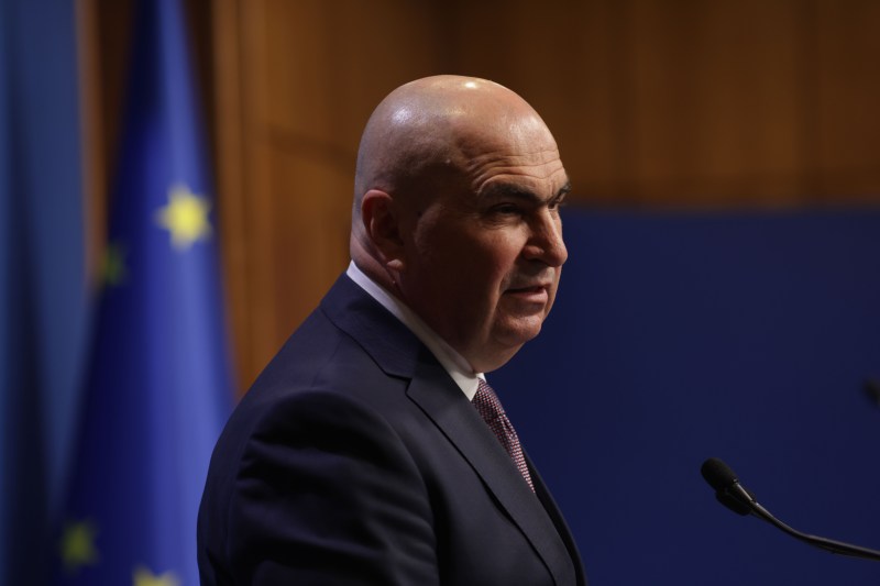 Prim-ministrul Ilie Bolojan susține o conferință de presă despre noile măsuri fiscale, la Palatul Victoria din București, 2 iulie 2025. Inquam Photos / George Călin