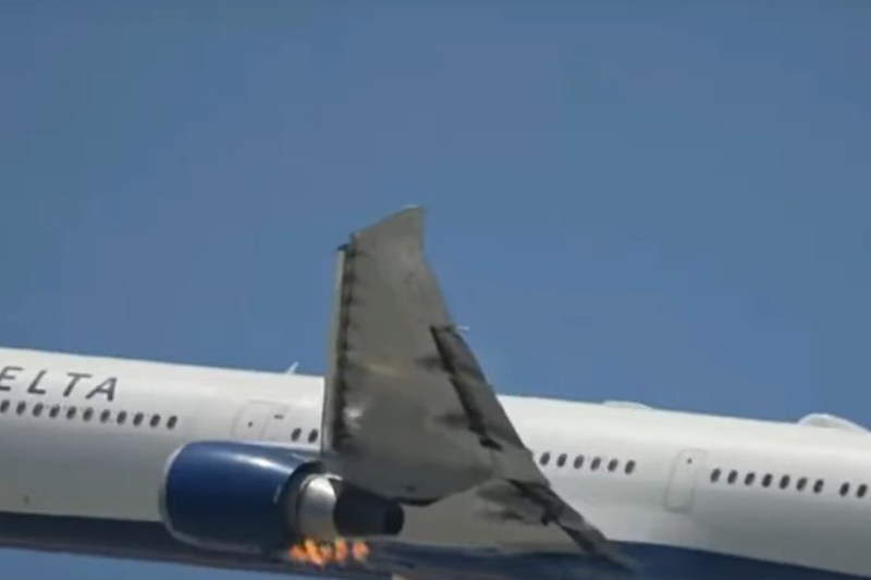 VIDEO Incident cu un avion Boeing al Delta Air Lines: Un motor a luat foc după decolarea din Los Angeles