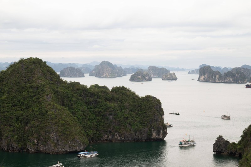 VIDEO O ambarcațiune plină cu turiști s-a răsturnat într-o destinație populară din Vietman. Cel puțin 27 de morți
