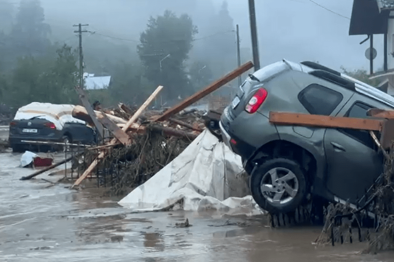 Zeci de turiști, izolați într-o pensiune din judeţul Suceava din cauza inundațiilor. Raed Arafat: Vor fi evacuați pe rând, cu elicopterul