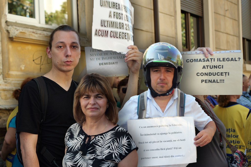 Câțiva dintre profesorii care protestează. Colaj Hotnews. Foto: Dana Coțovanu / Hotnews