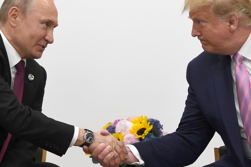 Acordul de armistițiu la care lucrează SUA și Rusia înaintea summitului Trump-Putin. Reacția președintelui ucrainean