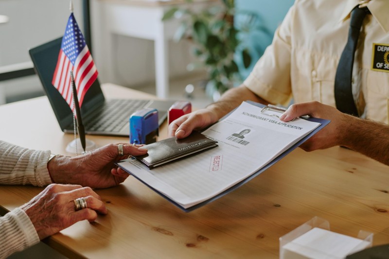 Administraţia Trump verifică toate cele 55 de milioane de persoane cu vize americane pentru posibile încălcări care pot duce la expulzare