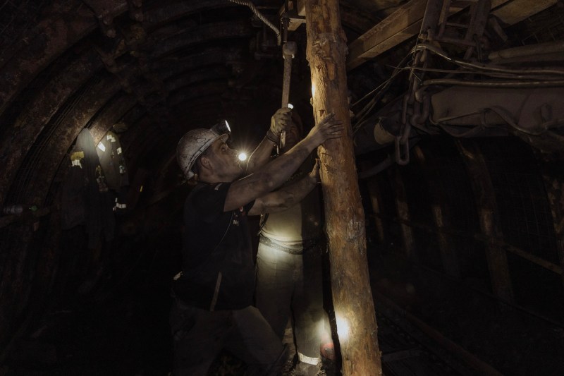 Aproape 150 de mineri sunt blocați sub pământ după un bombardament rusesc în Ucraina