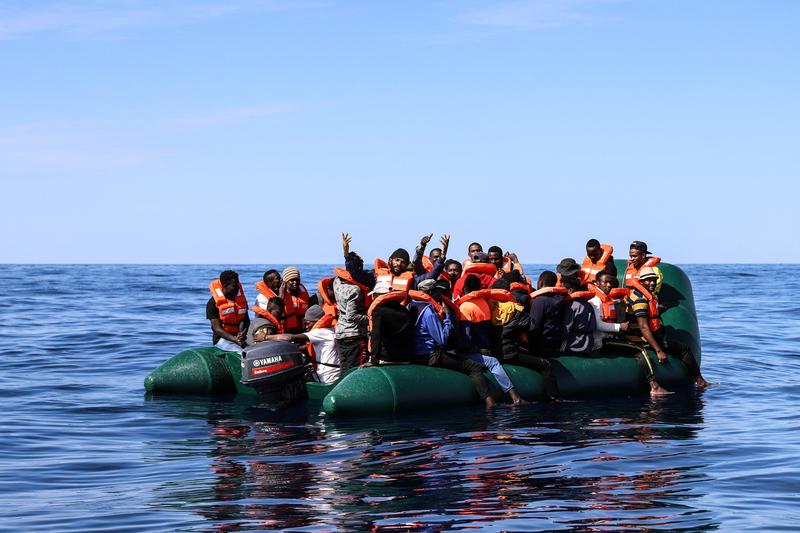 Migranti incercand sa traverseze Mediterana intr-o barca pneumatica, Foto: Valeria Mongelli / AFP / Profimedia