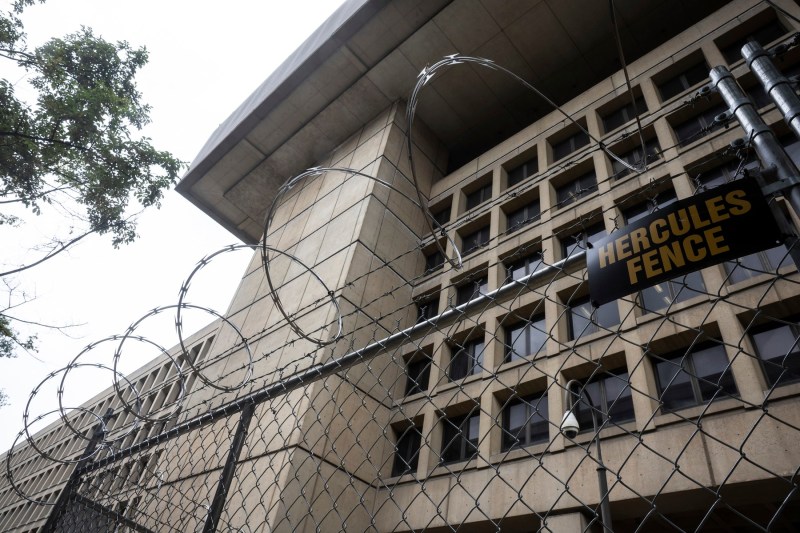 FBI, vizat de o nouă epurare majoră. Directori incomozi pentru actuala putere, dați afară pe repede înainte, fără „niciun motiv”