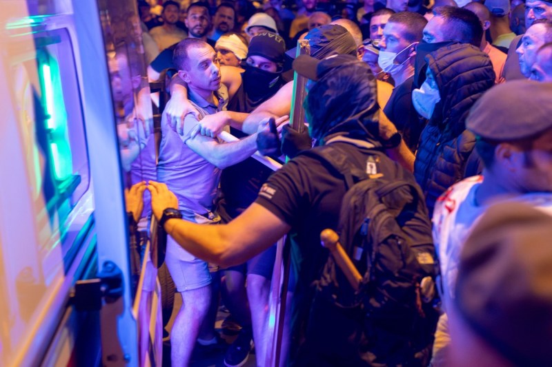 FOTO/VIDEO Protestatarii au distrus un sediu al partidului de guvernământ din Serbia, la Novi Sad. Ciocniri cu susținătorii SNS la Belgrad