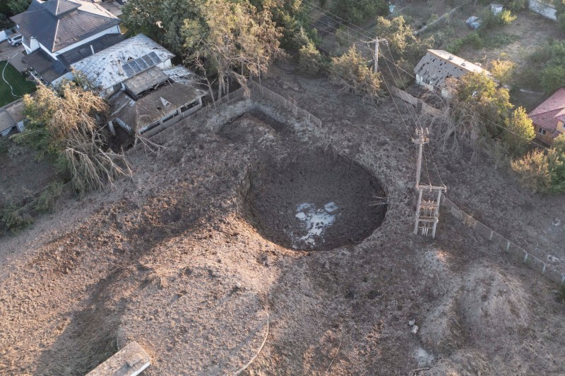 Imagini cu craterul de aproape 50 de metri care s-a format în Amara după explozia puternică de vineri