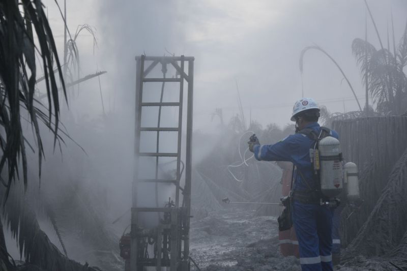 Incendiu la o fabrică de clor din sudul Franței. Locuitorii din zonă, sfătuiți să rămână în case