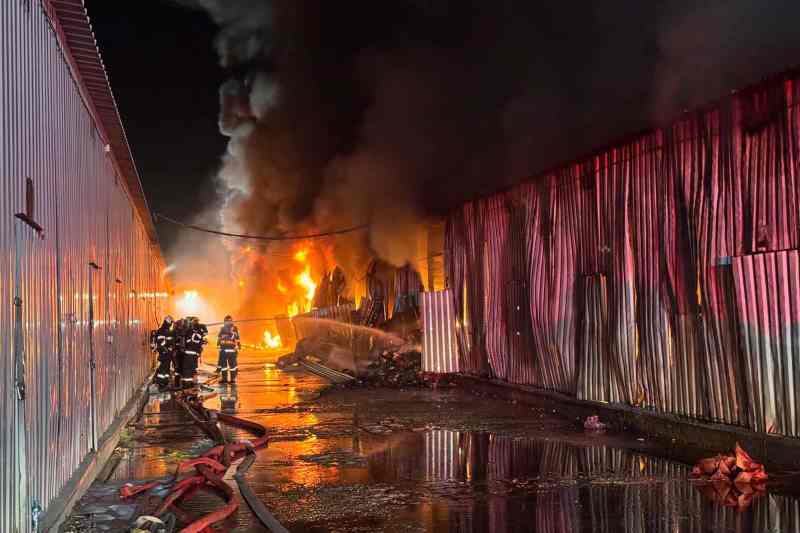 Incendiul din „Dragonul Roșu” a fost stins după trei zile. Pompierii au intervenit cu zeci de mașini