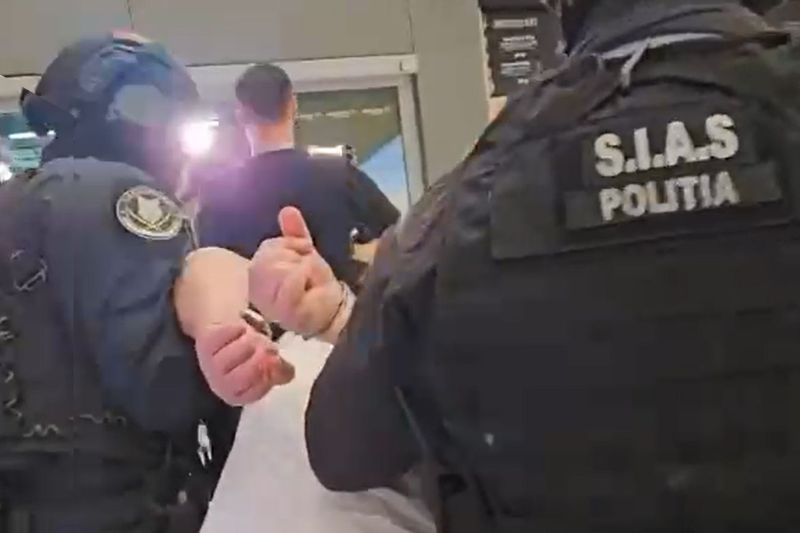 Interlop de pe lista Most Wanted, care a lovit un poliţist cu o sabie în cap, a fost adus în țară