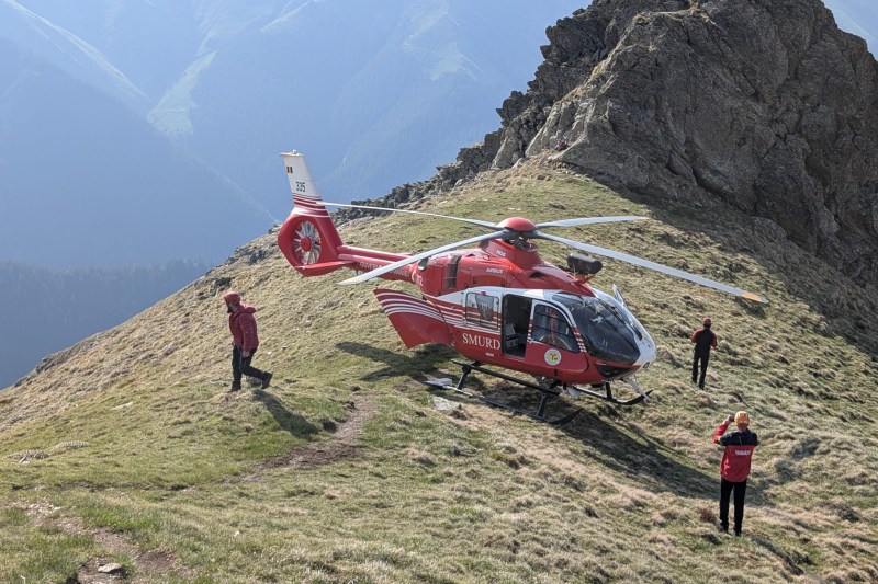 Intervenție Salvamont. Un bărbat a „căzut aproximativ 100 de metri în Spintecătura Moldoveanu”