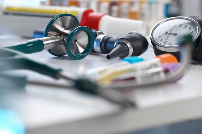 Medicii au dezvoltat un stetoscop cu AI care poate detecta afecțiuni cardiace majore în 15 secunde