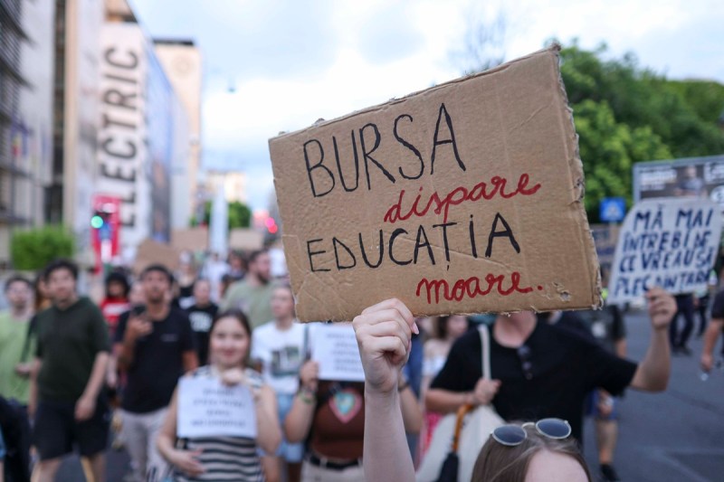 Peste 44.000 de studenți pierd bursele, iar impactul asupra deficitului bugetar este de doar 0,2%, arată o analiză pe ultimii 10 ani