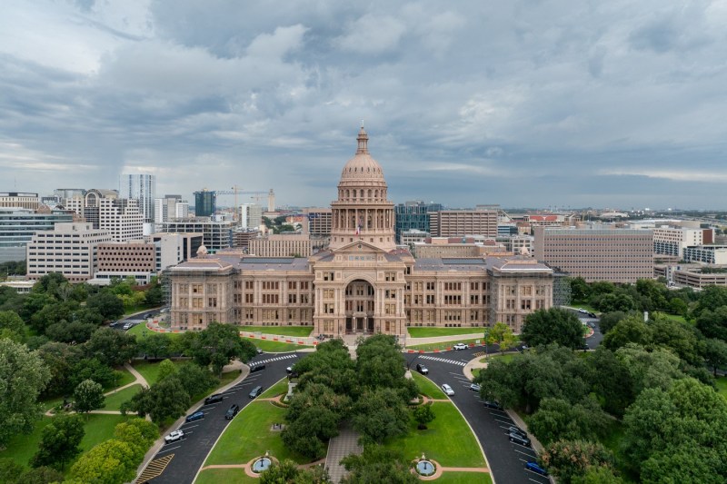 Republicanii din Texas au votat pentru arestarea democraților care blochează planul de reconfigurare a circumscripțiilor electorale. Trump apără planul