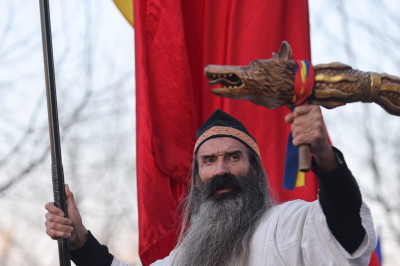 Situație neobișnuită la Penitenciarul Rahova. „Stegarul Dac”, arestat preventiv acolo, s-a urcat într-un copac și refuză să coboare / Negociatori la fața locului 