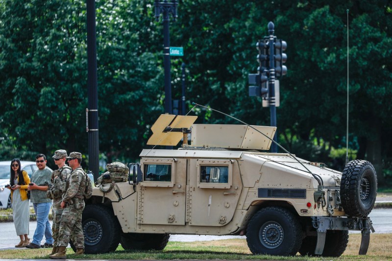 Soldații desfășurați de Trump în Washington au început să poarte arme / Când au voie să folosească forța