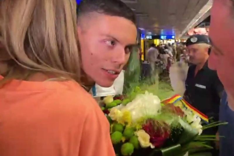 David Popovici, la revenirea în țară. Foto: captură Agenția Națională pentru Sport via GOLAZO.ro