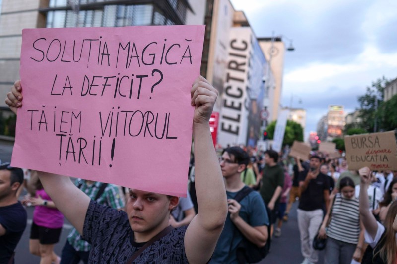 Studenții de la taxă nu mai pot primi burse. ANOSR: „O măsură injustă și discriminatorie”