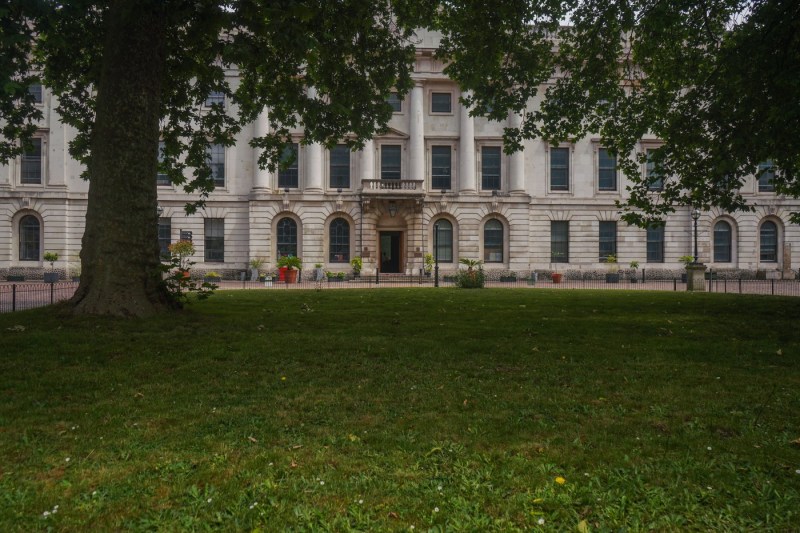 Suspans pentru „super-ambasada” Chinei la Londra, cea mai mare din Europa, suspectată că va fi o viitoare bază de spionaj. Guvernul britanic a amânat să ia o decizie