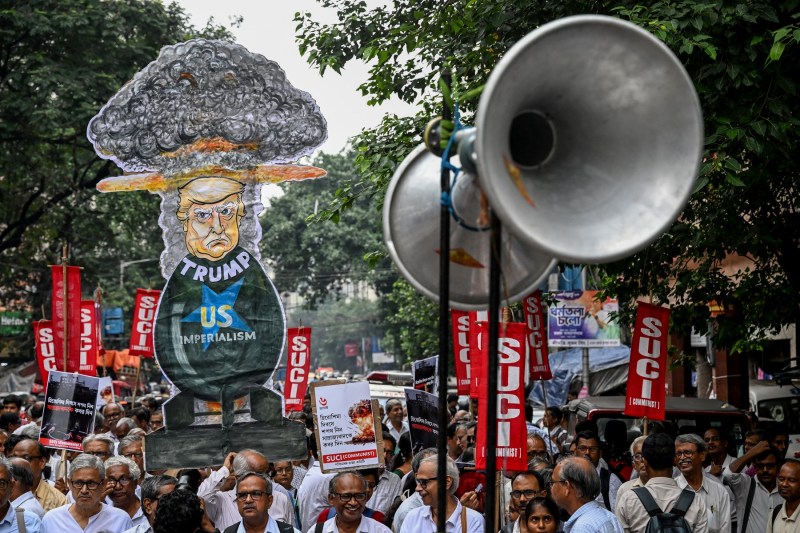 Trump a semnat ordinul prin care lovește cu o taxă suplimentară de 25% un aliat tradițional al industriei militare ruse