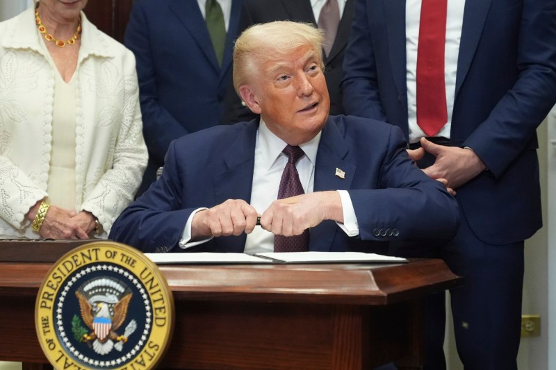 Trump impune taxe vamale uriașe pentru mărfurile din zeci de ţări. Lovește unele dintre cele mai sărace națiuni ale lumii