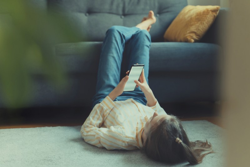 Vacanță de vară în online: elevii din România petrec zilnic aproape 6 ore pe rețelele de socializare. Avertismentul experților