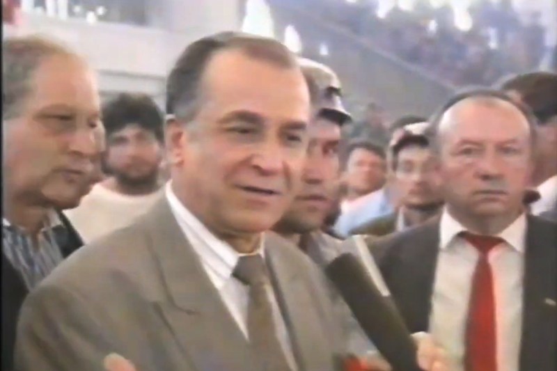 VIDEO Cum i-a trimis Ion Iliescu pe mineri să „reocupe” Piața Universității și le-a mulțumit pentru „înalta disciplină civică” după măcelul din 13-15 iunie