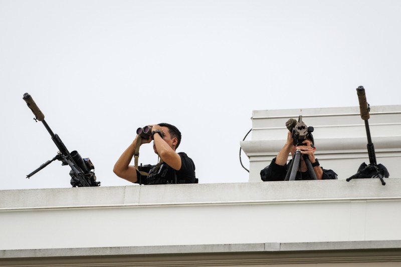 VIDEO Flancat de lunetiști, pe acoperișul Casei Albe, Donald Trump îi ia peste picior pe ruși. Gestul făcut de președintele SUA