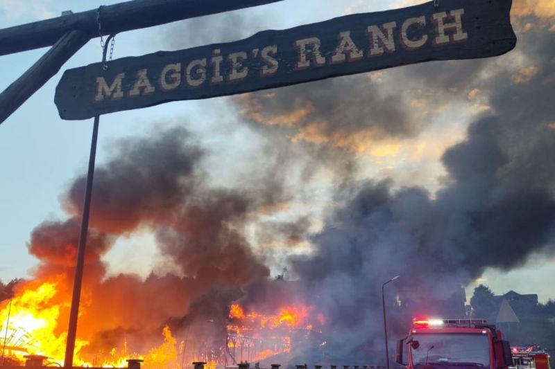 VIDEO Incendiu violent la o pensiune din Râşnov. Focul, pornit de la un grajd, s-a extins la unitatea turistică