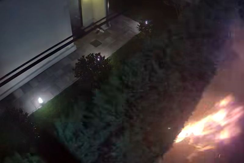 VIDEO Locuința unui primar din Moldova, atacată cu explozibil: „A aruncat-o din mașină și a plecat”