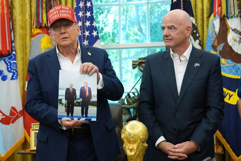 VIDEO Trump spune că Putin „vrea foarte mult” să vină la Cupa Mondială din SUA. În plină conferință cu șeful FIFA, a scos din sertar o fotografie cu el și omologul rus